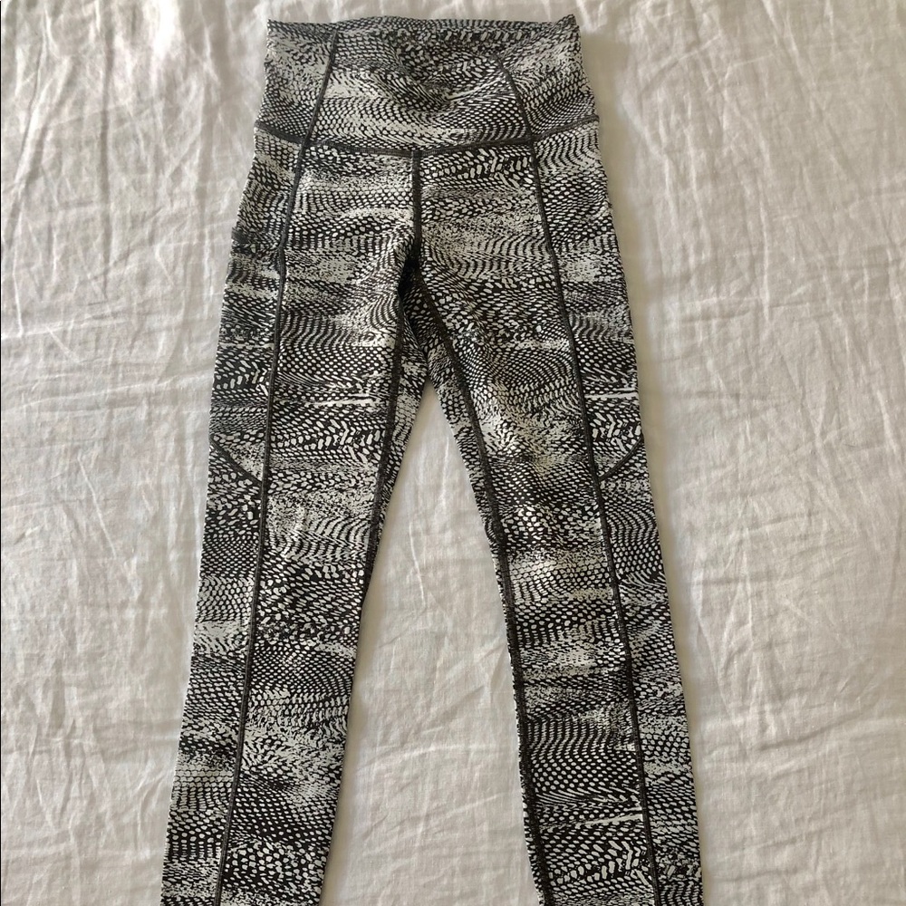 Lululemon 7/8 Fast and Free Pants (B/W)